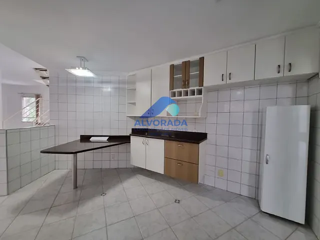 Sobrado com 252m² 3 quartos e 2 banheiros, à venda, no bairro Urbanova em São José dos Campos