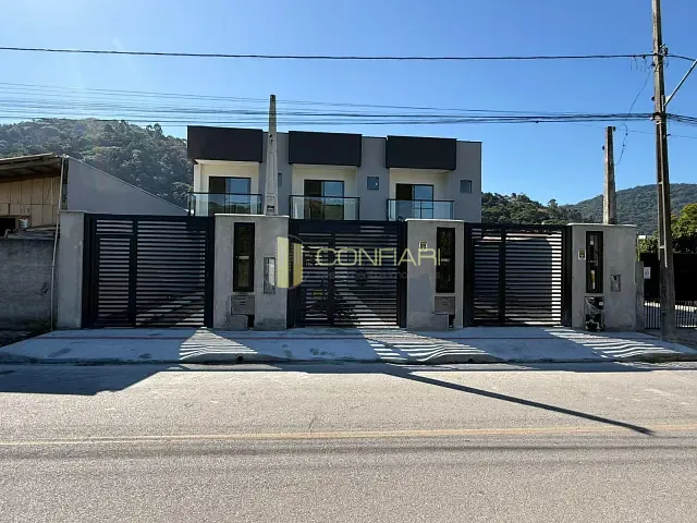 Sobrado 3 quartos e 2 banheiros, à venda, no bairro Alto São Bento em Itapema