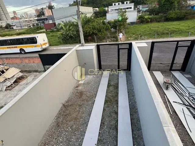 Sobrado 3 quartos e 2 banheiros, à venda, no bairro Alto São Bento em Itapema