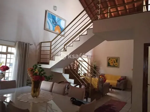 Sobrado com 485m² 3 quartos e 1 banheiro, à venda, no bairro Carandá Bosque em Campo Grande