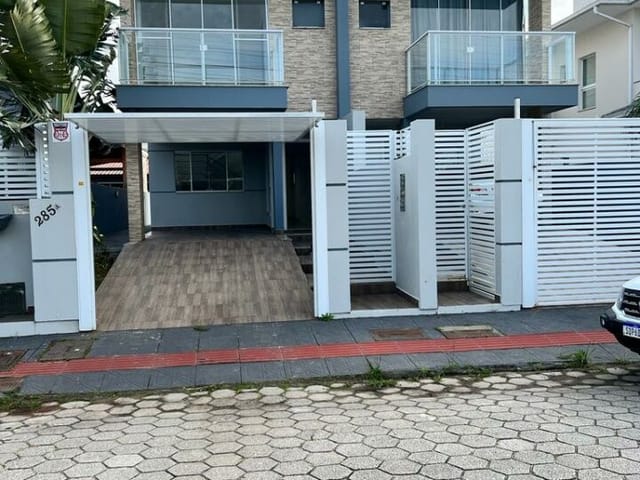 Casa com 150m² 3 quartos e 3 banheiros, para alugar, no bairro Carianos em Florianópolis