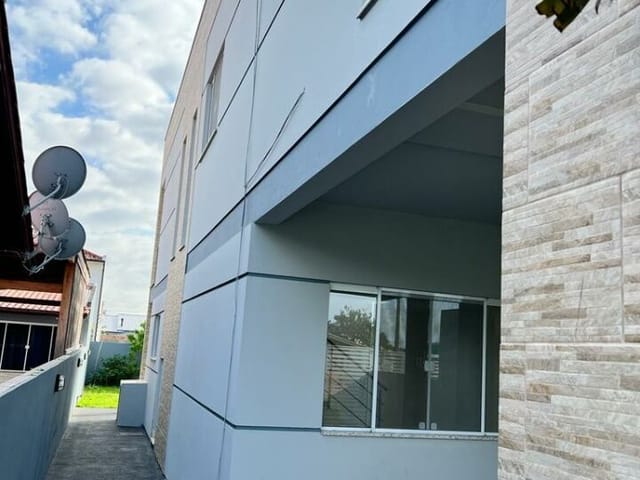 Casa com 150m² 3 quartos e 3 banheiros, para alugar, no bairro Carianos em Florianópolis