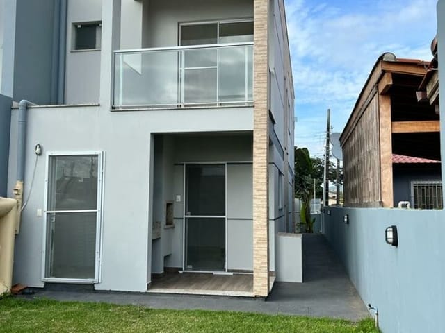 Casa com 150m² 3 quartos e 3 banheiros, para alugar, no bairro Carianos em Florianópolis