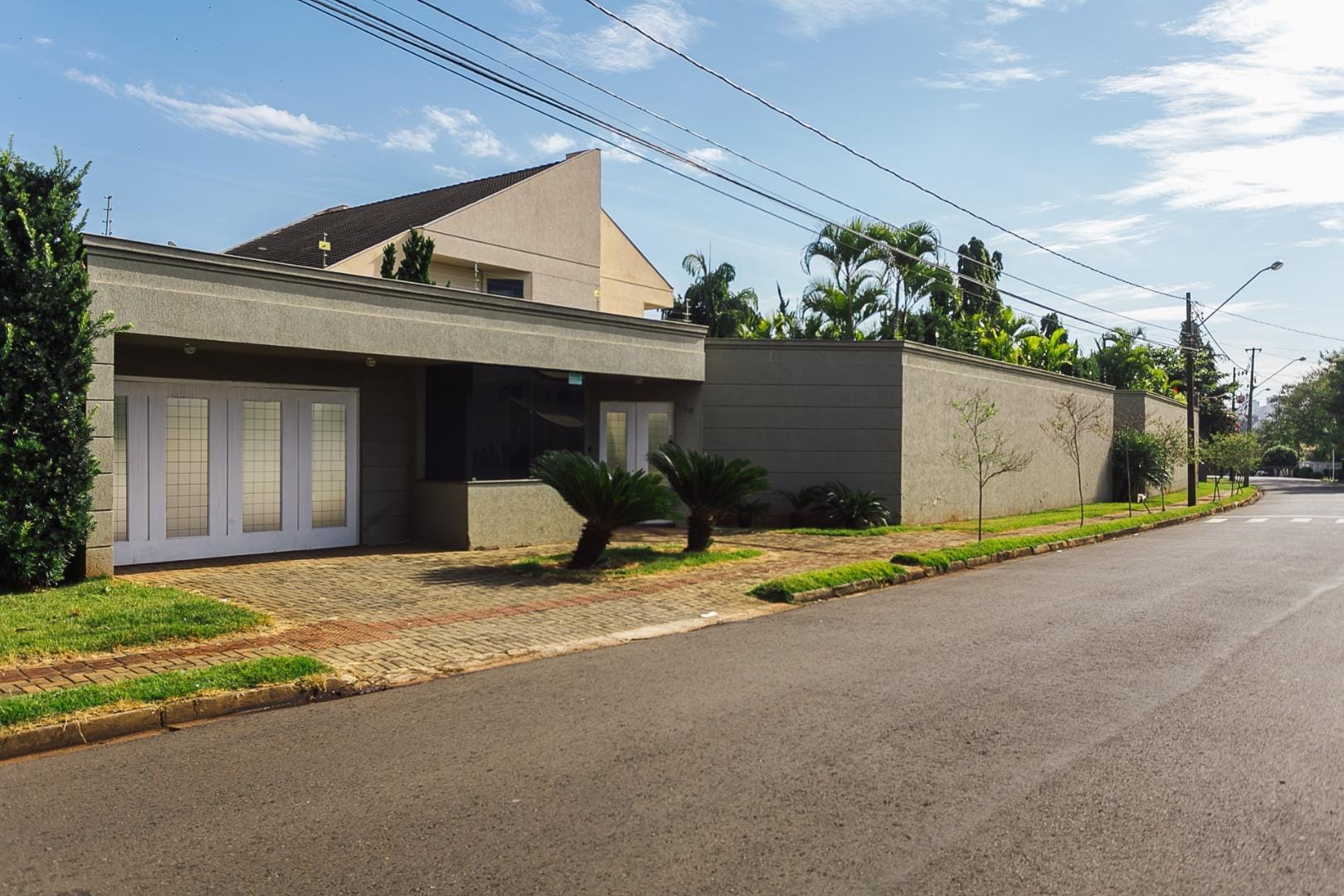 Mansão no bairro de maior padrão em Londrina, Jardim Bela Suíça