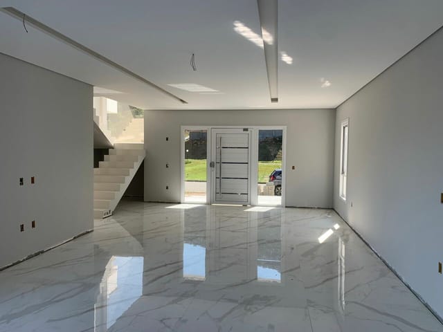 Sobrado com 452m² 4 quartos e 4 banheiros, à venda, no bairro Ingleses do Rio Vermelho em Florianópolis
