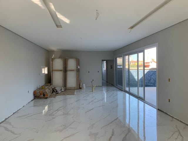 Sobrado com 452m² 4 quartos e 4 banheiros, à venda, no bairro Ingleses do Rio Vermelho em Florianópolis