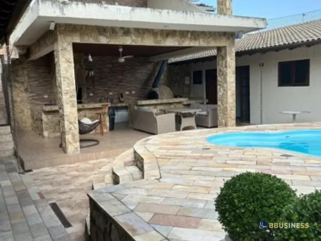 Sobrado com 450m² 6 quartos e 5 banheiros, à venda ou para alugar, no bairro Centro em Bertioga