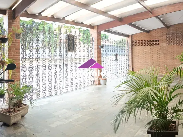 Sobrado com 260m² 3 quartos e 2 banheiros, à venda, no bairro Jardim Oriente em São José dos Campos