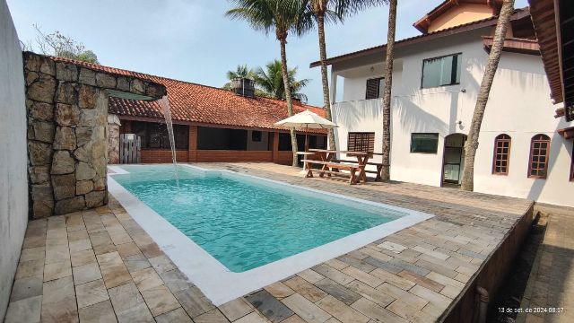 Sobrado com 500m² 3 quartos e 2 banheiros, à venda, no bairro Indaiá em Bertioga