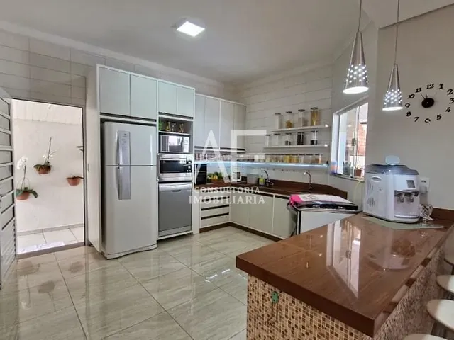 Sobrado com 500m² 4 quartos e 4 banheiros, à venda, no bairro Piracangaguá em Taubaté