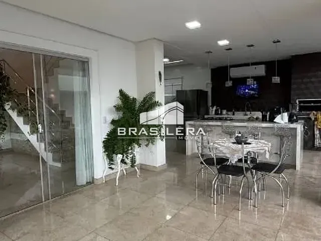 Sobrado com 371m² 5 quartos e 6 banheiros, à venda, no bairro Jardins Madri em Goiânia