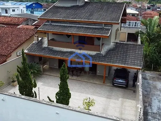 Sobrado com 490m² 4 quartos e 4 banheiros, à venda, no bairro Jardim das Gaivotas em Caraguatatuba
