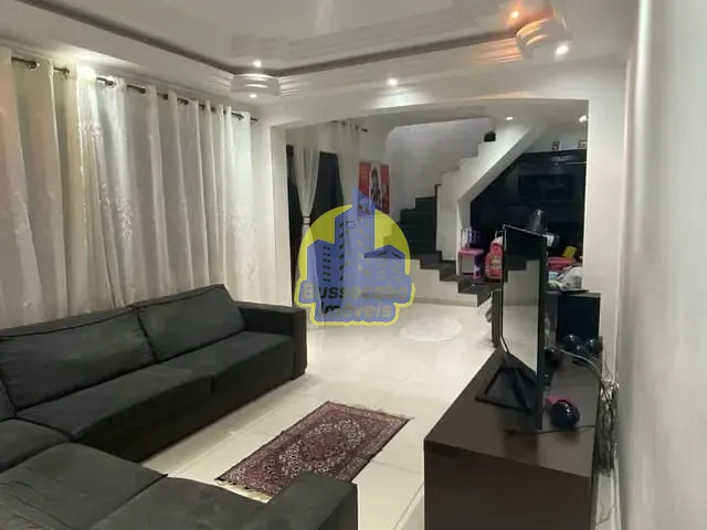 Sobrado com 450m² 4 quartos e 3 banheiros, à venda, no bairro Vila Silviânia em Carapicuíba
