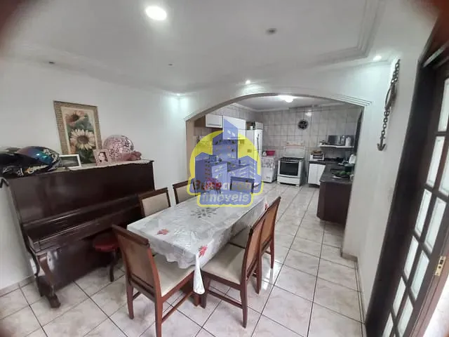 Sobrado com 450m² 4 quartos e 3 banheiros, à venda, no bairro Vila Silviânia em Carapicuíba