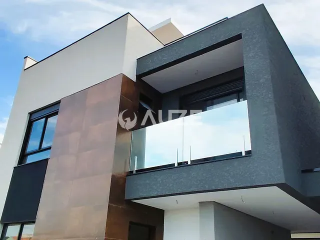 Sobrado com 169m² 3 quartos e 3 banheiros, à venda, no bairro HAUER em Curitiba