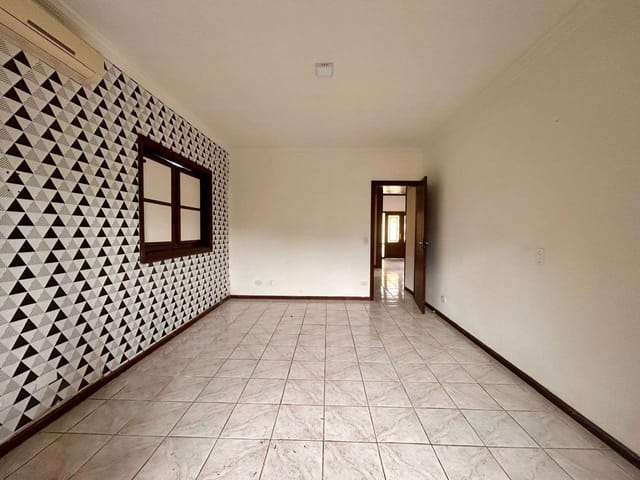 Sobrado 3 quartos e 4 banheiros, à venda ou para alugar, no bairro Centro em Bertioga
