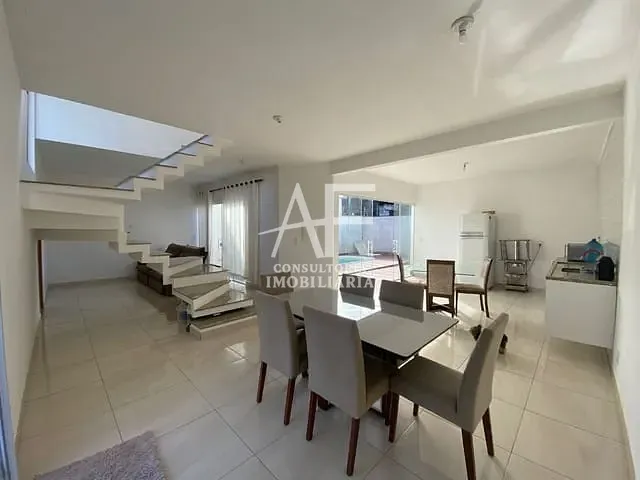 Sobrado com 250m² 3 quartos e 2 banheiros, à venda ou para alugar, no bairro Piracangaguá em Taubaté
