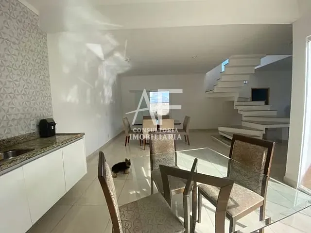 Sobrado com 250m² 3 quartos e 2 banheiros, à venda ou para alugar, no bairro Piracangaguá em Taubaté
