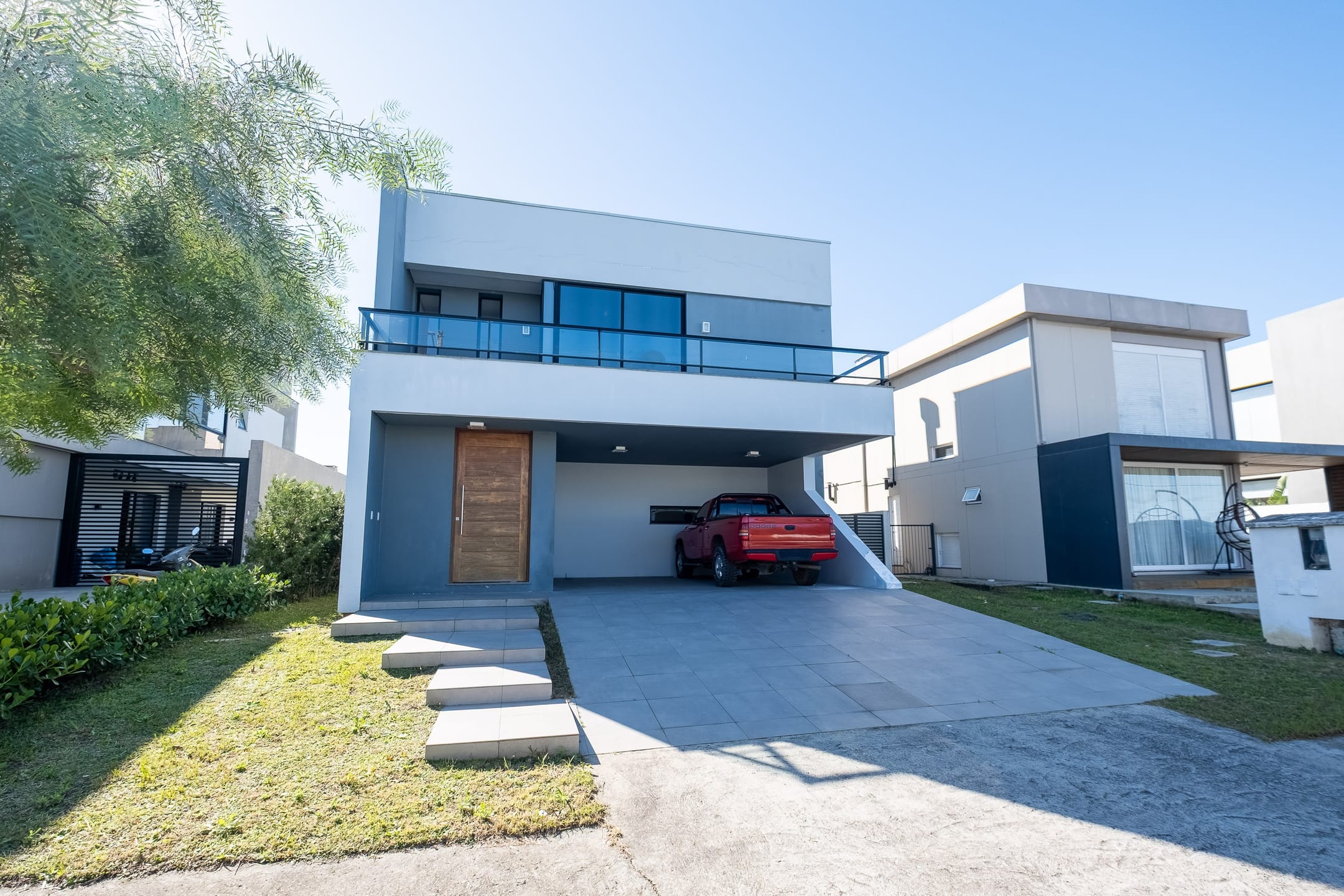 Sobrado impecável no Alphaville à venda, com 3 suítes, 233 m², piscina, sauna, ofurô, varanda gourmet e condomínio completo com lazer e segurança