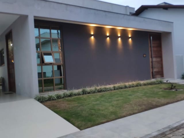 Sobrado com 360m² 4 quartos e 5 banheiros, à venda, no bairro Vargem Grande em Florianópolis