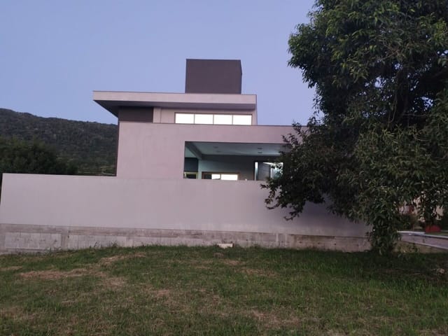 Sobrado com 360m² 4 quartos e 5 banheiros, à venda, no bairro Vargem Grande em Florianópolis