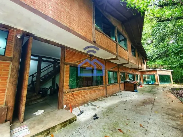 Sobrado com 3500m² 3 quartos e 6 banheiros, à venda, no bairro Cantagalo em Caraguatatuba