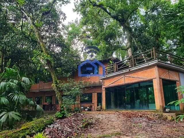 Sobrado com 3500m² 3 quartos e 6 banheiros, à venda, no bairro Cantagalo em Caraguatatuba