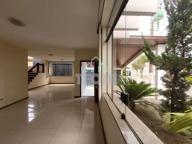 Sobrado com 276m² 4 quartos e 3 banheiros, à venda, no bairro Vila Jaboticabeira em Taubaté