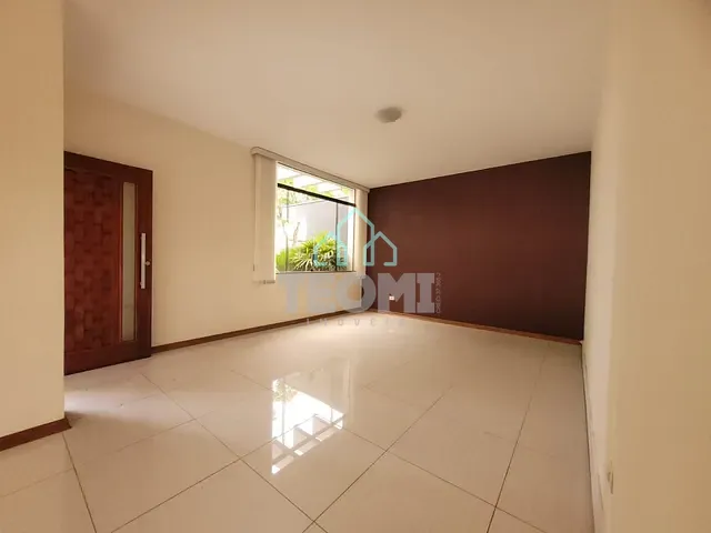 Sobrado com 276m² 4 quartos e 3 banheiros, à venda, no bairro Vila Jaboticabeira em Taubaté