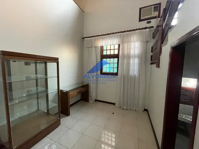 Sobrado com 360m² 4 quartos e 2 banheiros, à venda, no bairro Jardim das Colinas em São José dos Campos