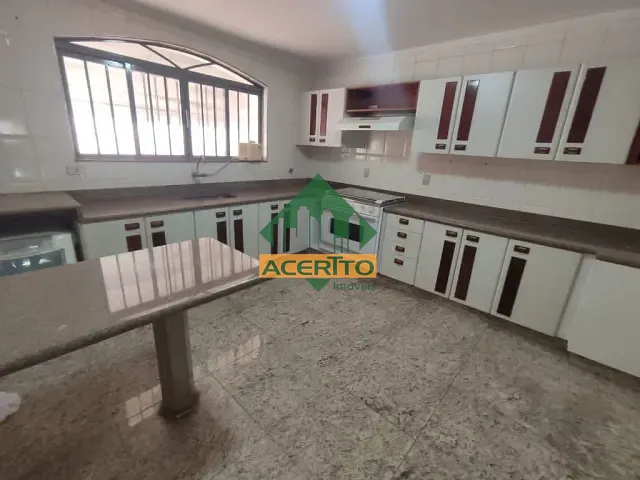 Sobrado com 300m² 4 quartos e 4 banheiros, à venda, no bairro Bairro das Bandeiras em Araçatuba