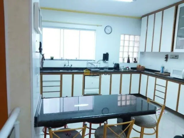 Sobrado 3 quartos e 5 banheiros, para alugar, no bairro Vila Scarpelli em Santo André