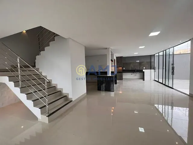 Sobrado com 150m² 3 quartos e 4 banheiros, à venda, no bairro Setor Três Marias em Goiânia