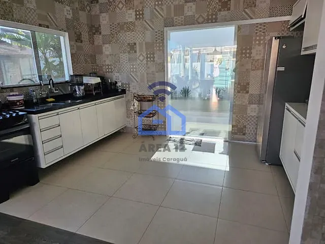 Sobrado com 300m² 4 quartos e 2 banheiros, à venda, no bairro Massaguaçu em Caraguatatuba