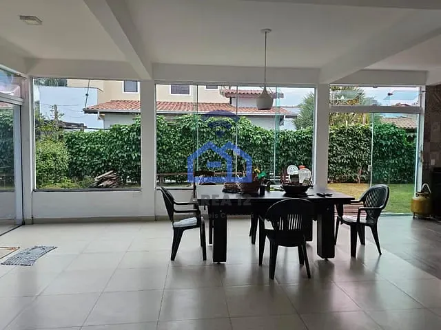 Sobrado com 300m² 4 quartos e 2 banheiros, à venda, no bairro Massaguaçu em Caraguatatuba