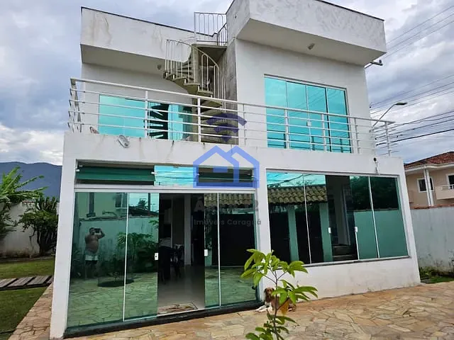 Sobrado com 300m² 4 quartos e 2 banheiros, à venda, no bairro Massaguaçu em Caraguatatuba