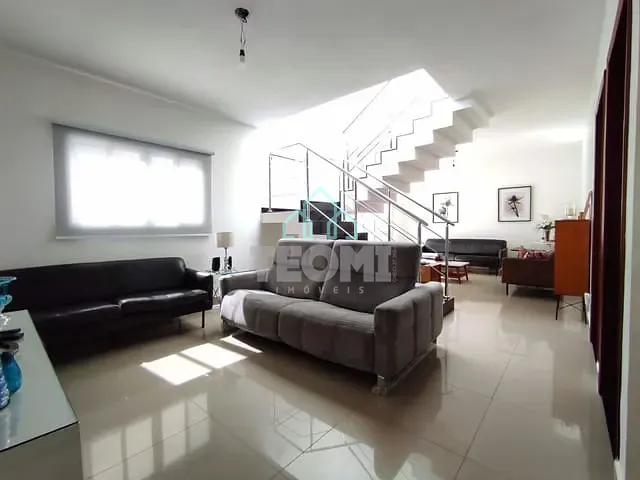 Sobrado com 300m² 4 quartos e 5 banheiros, à venda, no bairro Jardim Santa Tereza em Taubaté