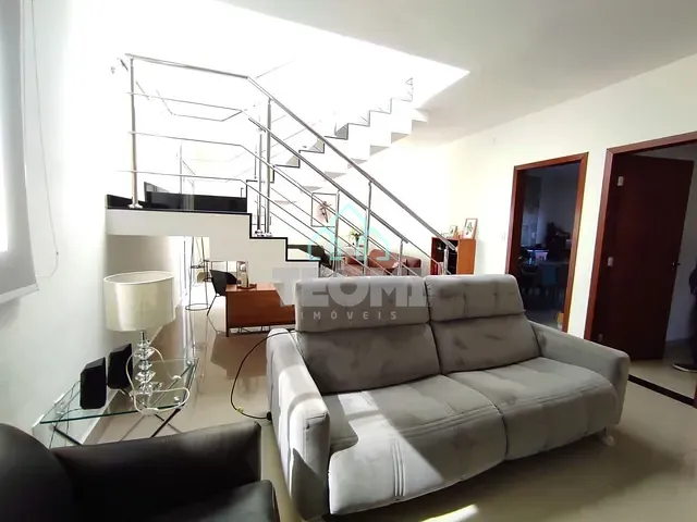 Sobrado com 300m² 4 quartos e 5 banheiros, à venda, no bairro Jardim Santa Tereza em Taubaté