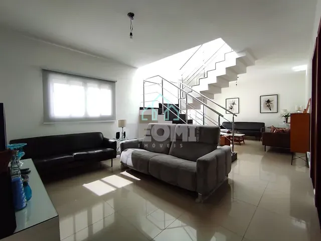 Sobrado com 300m² 4 quartos e 5 banheiros, à venda, no bairro Jardim Santa Tereza em Taubaté