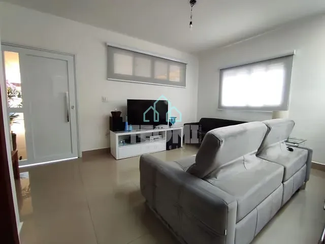 Sobrado com 300m² 4 quartos e 5 banheiros, à venda, no bairro Jardim Santa Tereza em Taubaté