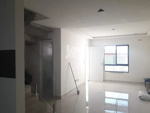 Sobrado com 100m² 3 quartos e 2 banheiros, à venda, no bairro Chapada em Ponta Grossa