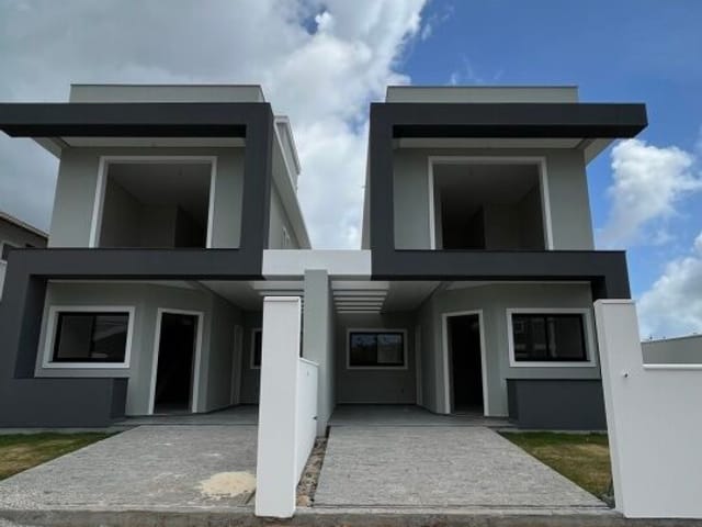 Sobrado com 225m² 3 quartos e 3 banheiros, à venda, no bairro São João do Rio Vermelho em Florianópolis