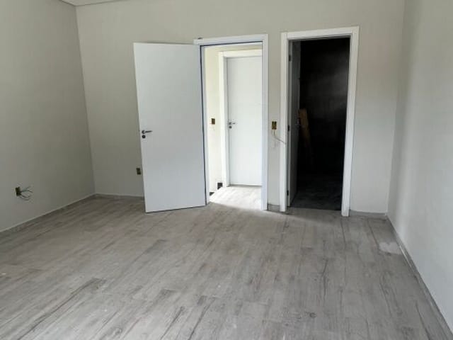 Sobrado com 225m² 3 quartos e 3 banheiros, à venda, no bairro São João do Rio Vermelho em Florianópolis