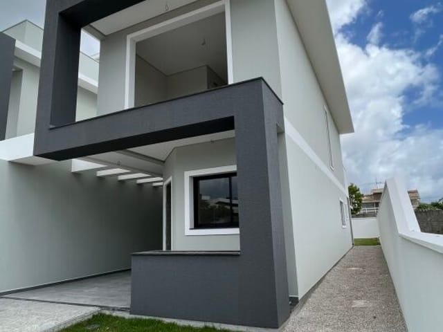 Sobrado com 225m² 3 quartos e 3 banheiros, à venda, no bairro São João do Rio Vermelho em Florianópolis