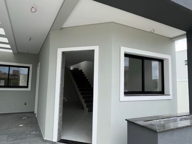 Sobrado com 225m² 3 quartos e 3 banheiros, à venda, no bairro São João do Rio Vermelho em Florianópolis