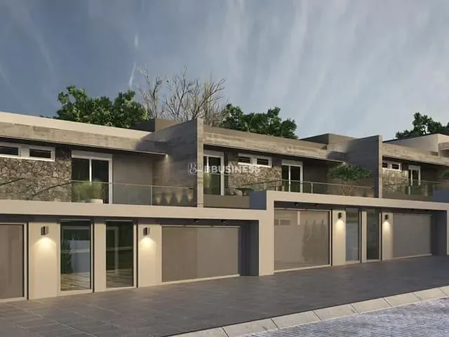 Sobrado 3 quartos e 2 banheiros, à venda, no bairro Cinqüentenário em Caxias do Sul