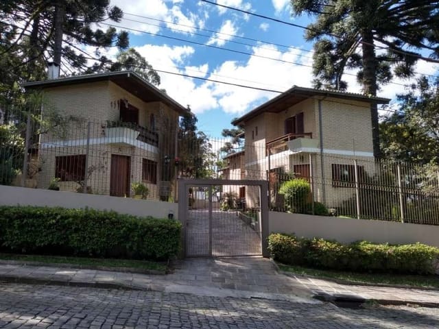 Sobrado 3 quartos e 2 banheiros, à venda, no bairro Petrópolis em Caxias do Sul