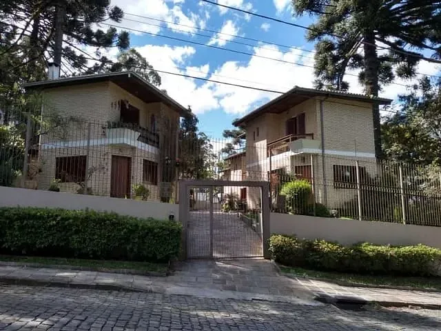 Sobrado 3 quartos e 2 banheiros, à venda, no bairro Petrópolis em Caxias do Sul