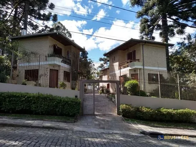 Sobrado 3 quartos e 2 banheiros, à venda, no bairro Petrópolis em Caxias do Sul