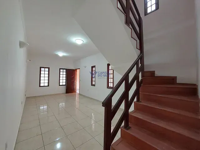 Sobrado 3 quartos e 3 banheiros, à venda, no bairro Bosque dos Eucaliptos em São José dos Campos